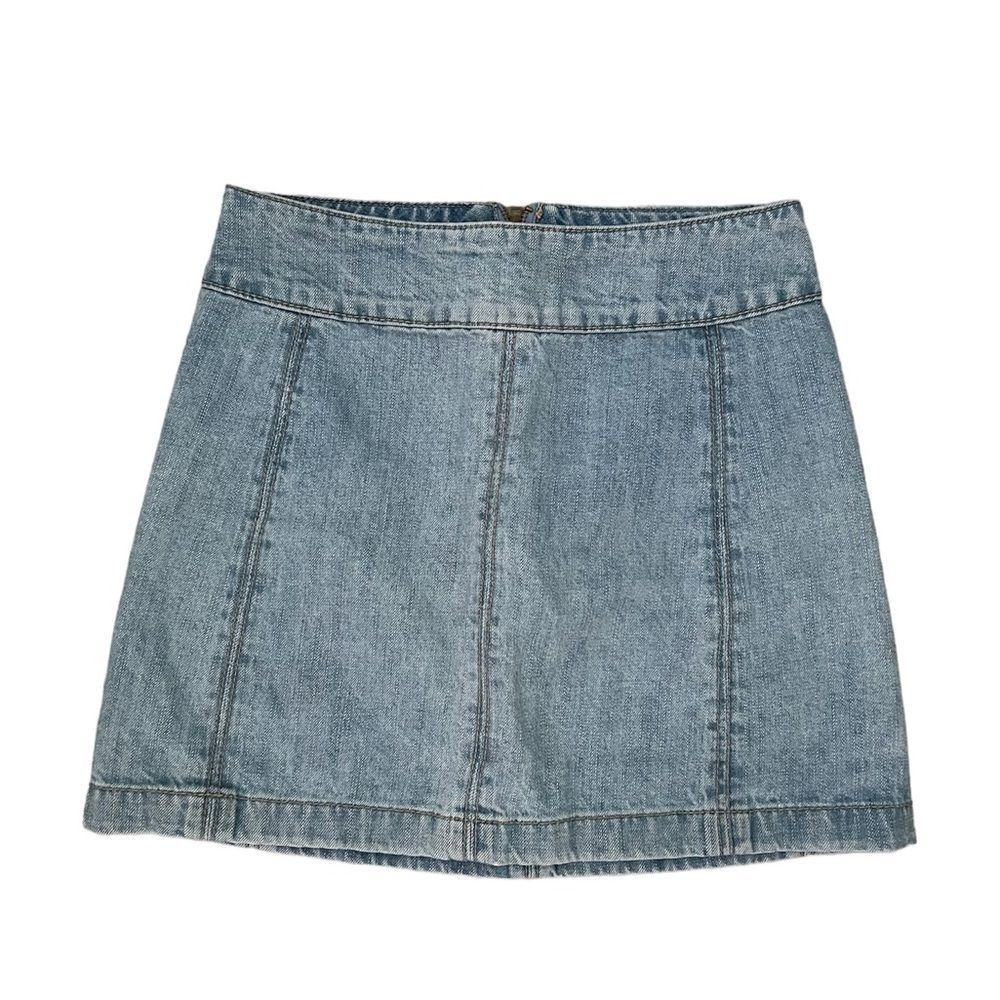 Free People Mini Skirt. Light wash denim. Great condition! Size 0